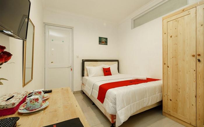 RedDoorz Syariah Plus near Pancoran 2