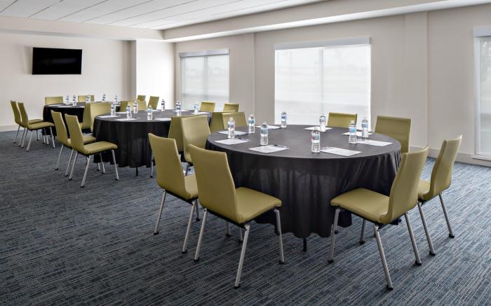 Holiday Inn Express And Suites Elkhorn - Lake Geneva Area By IHG