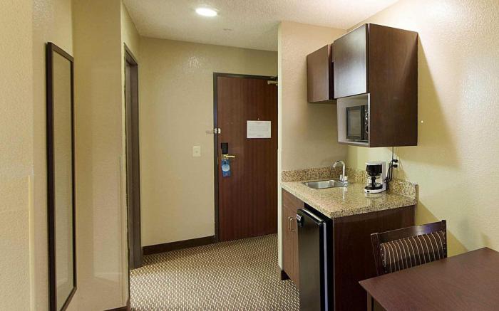 Quality Suites Addison-Dallas