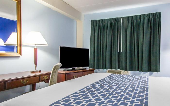 Econo Lodge Inn & Suites Airport