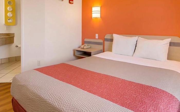 Howard Johnson by Wyndham Lemoore