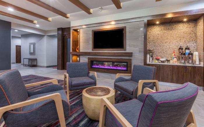 La Quinta Inn & Suites by Wyndham Houston East I-10