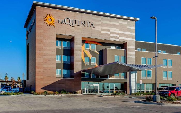 La Quinta Inn & Suites by Wyndham San Antonio Alamo City