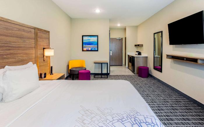 La Quinta Inn & Suites by Wyndham San Antonio Alamo City