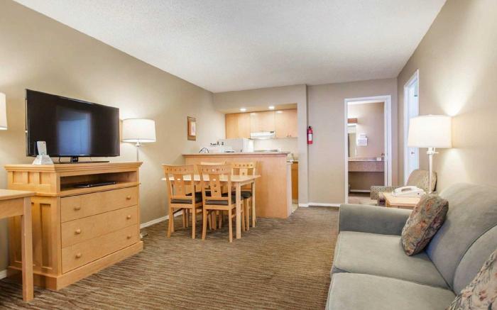 Econo Lodge Inn & Suites