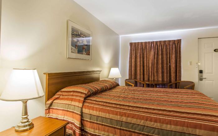 Econo Lodge  Inn & Suites