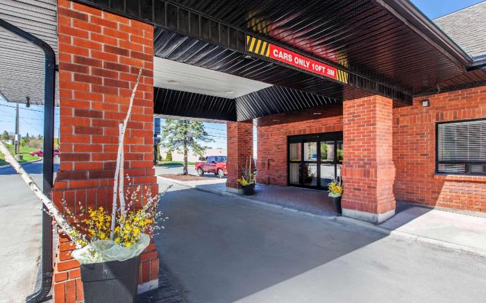 Comfort Hotel & Suites