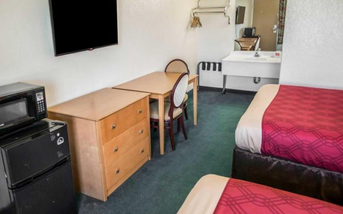 Econo Lodge Shorewood