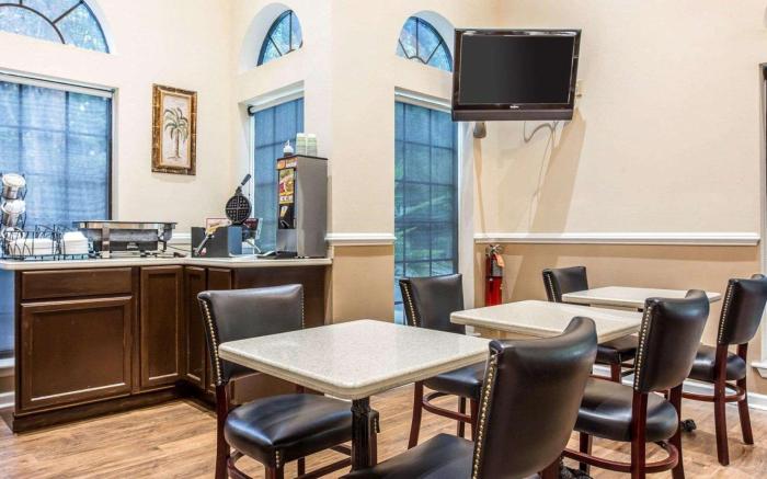Econo Lodge Inn & Suites Cayce I-26 Airport