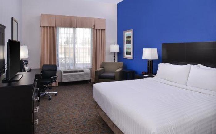 Holiday Inn Express & Suites Bakersfield Airport By IHG