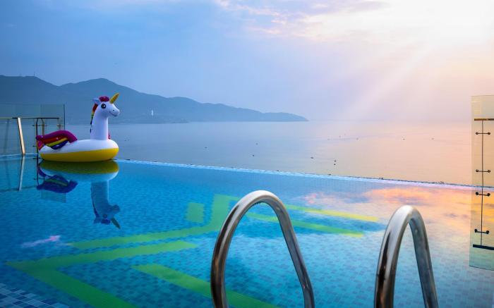 Maximilan Danang Beach Hotel