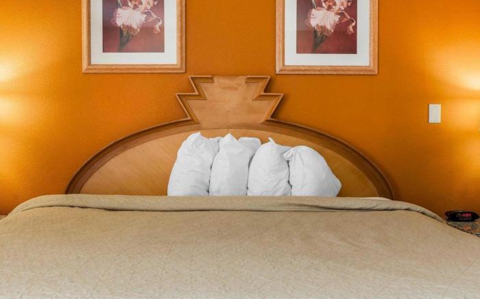 Quality Inn & Suites Shelbyville I-74