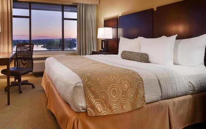 Best Western PLUS Coastline Inn