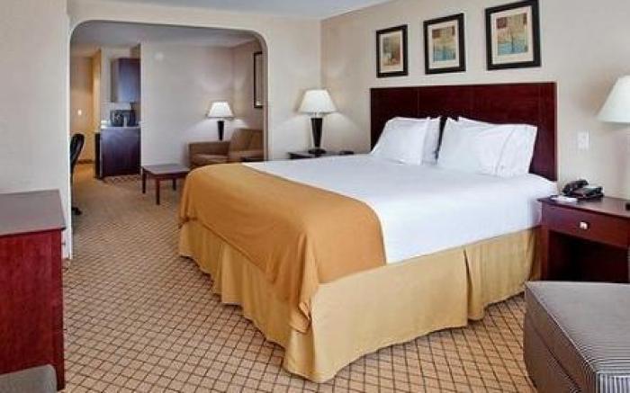 Holiday Inn Express and Suites Wichita Airport By IHG