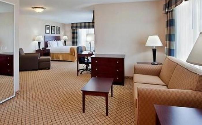 Holiday Inn Express and Suites Wichita Airport By IHG