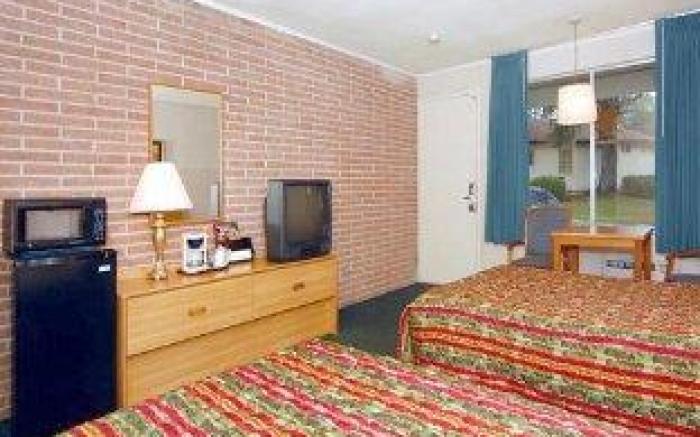 Azalea Inn & Suites