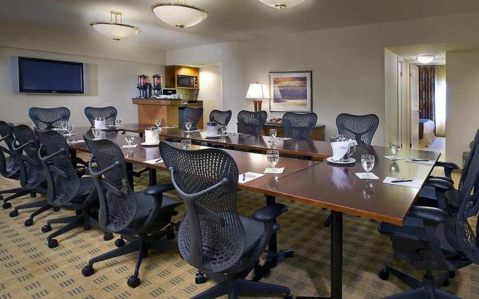 DoubleTree Suites by Hilton & Conf Ctr Chicago-Downers Grove
