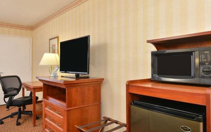 Best Western Plus Raffles Inn & Suites