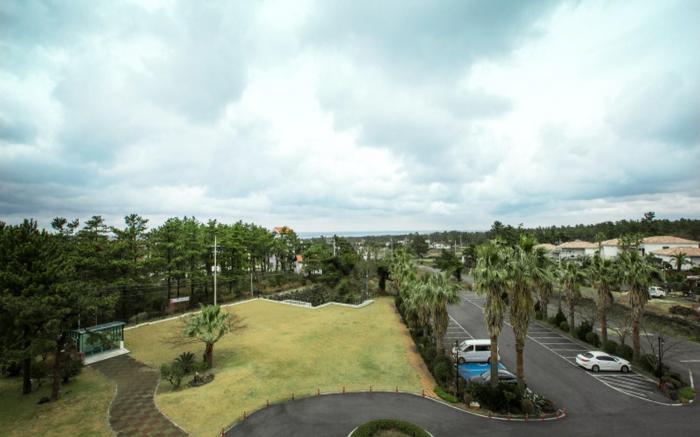 Whinstone Hotel and Resort