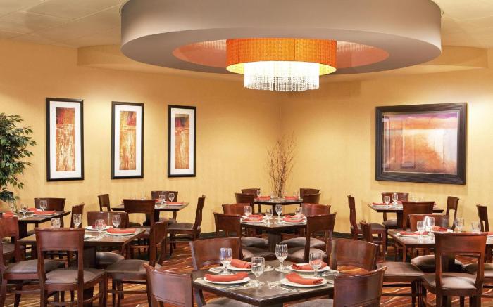 Four Points by Sheraton Milwaukee North Shore