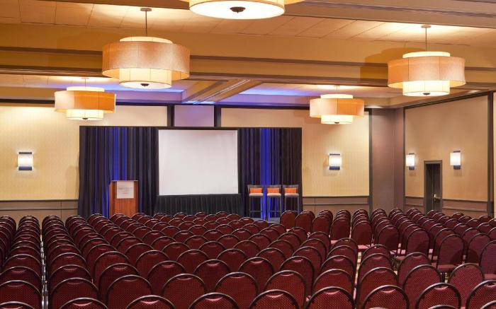 Four Points by Sheraton Milwaukee North Shore