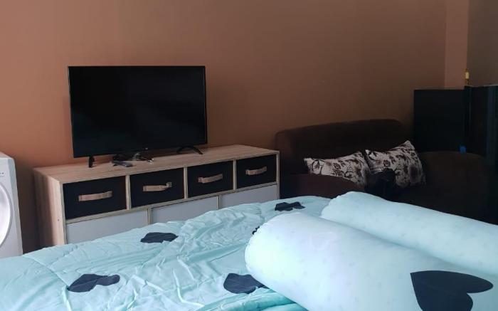 Romantic Studio Apartemen Green Pramuka City