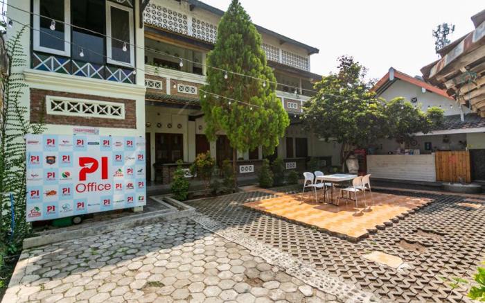 RedDoorz Plus near Taman Sari 2