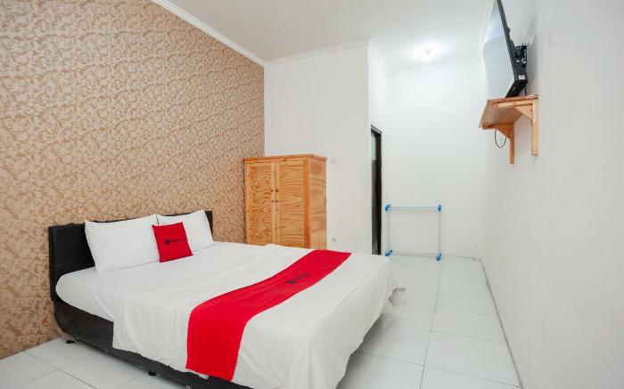 RedDoorz Syariah near Jatisampurna Hospital