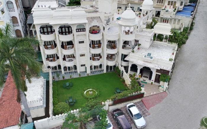 Swaroop Vilas - Lake Facing Boutique Hotel