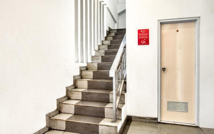 RedDoorz near Binus Anggrek 2