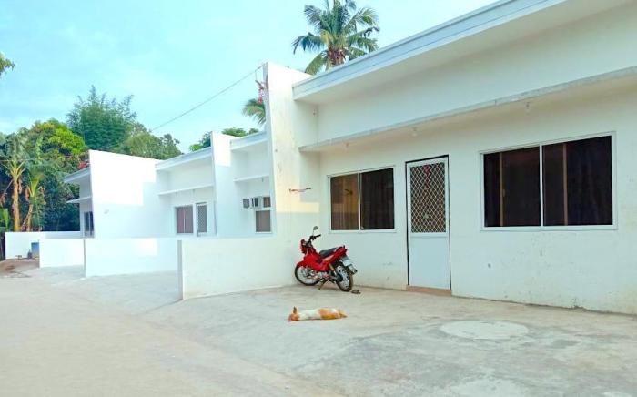 Two BR, 12pax, 3km outside Pico de Loro & beach /t