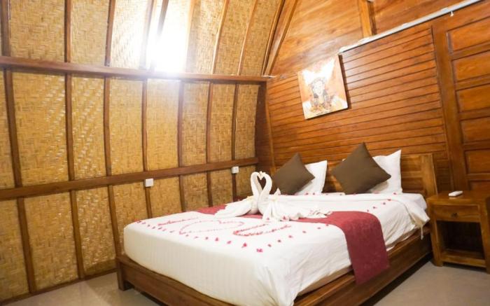 Cheap, Wooden, Cozy room with pool at Nusa Penida