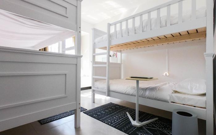 Path Cross 2 Bunk beds room with private bathroom