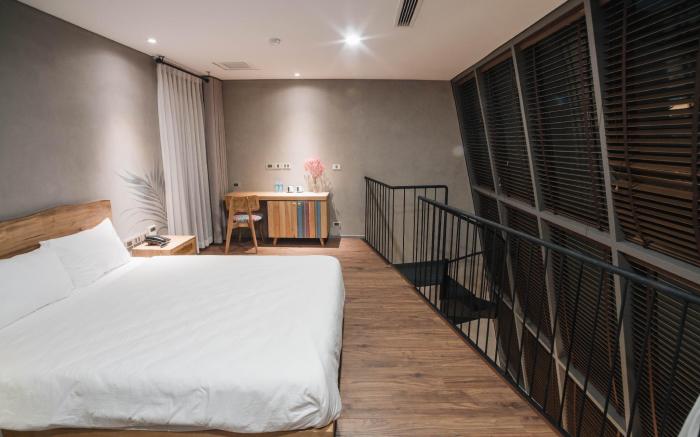 Stylish 100m2 Duplex in Hoan Kiem  2 BR w Tub 