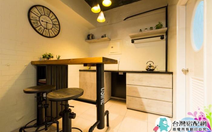 Auspicious six-person room
