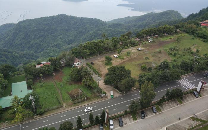 Taal Volcano View corner unit with Balcony