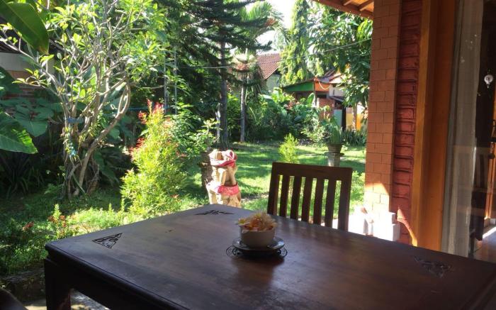 Barclona guesthouses lovina