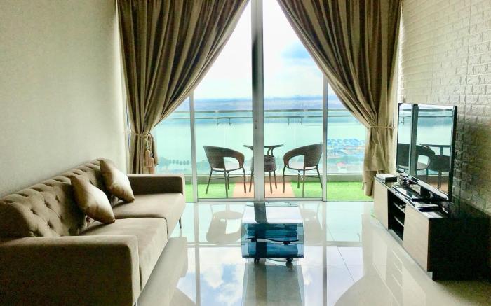 Spacious 2Bed Condo Suites w Jacuzzi Bath/Smart TV