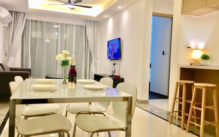 Luxurious Cosy 2 bedrooms Condo @ R&F Mall