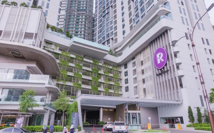 The Robertson 2br Bukit Bintang free pool parking