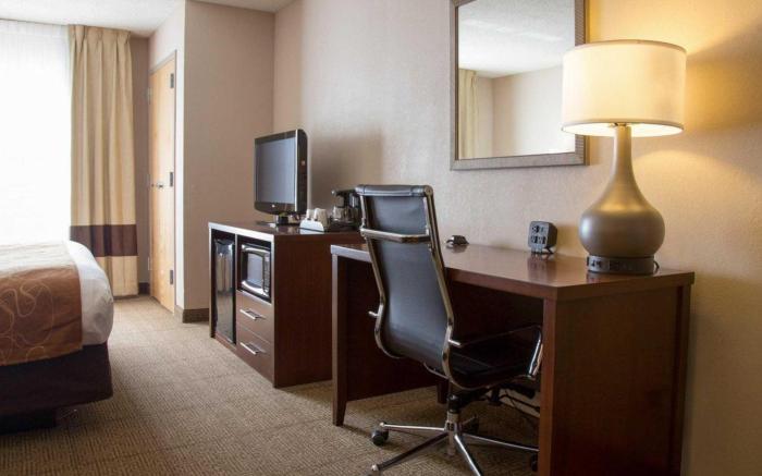 Comfort Suites Fultondale I-65 near I-22