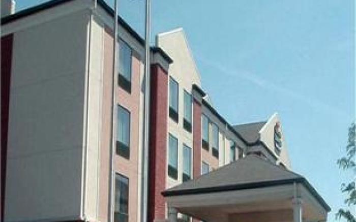Holiday Inn Express Hotel & Suites Milwaukee-New Berlin