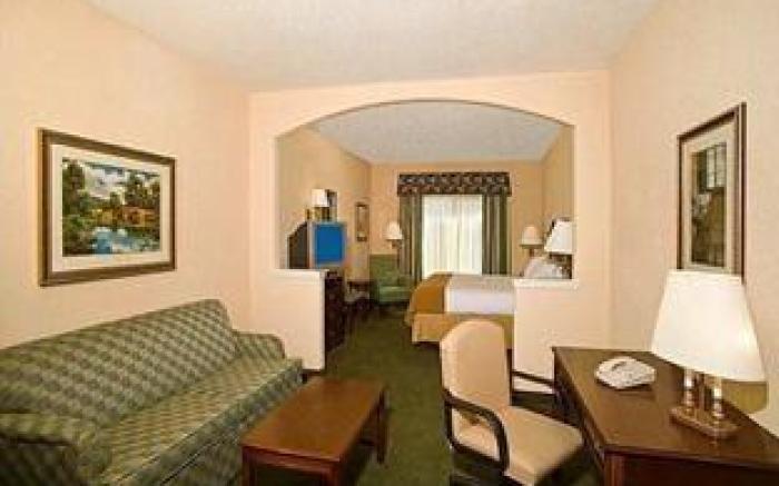 Holiday Inn Express & Suites San Antonio South By IHG