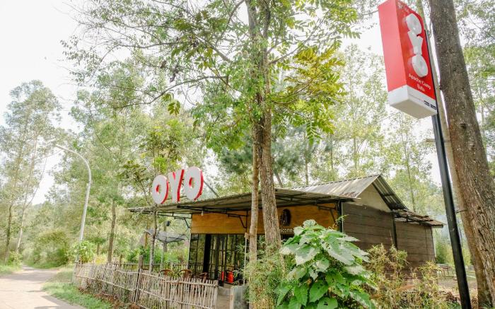 OYO 1160 Apache Camp Batu