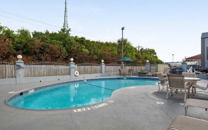 Quality Inn Clute Freeport