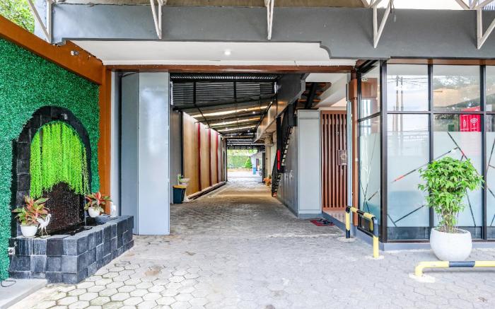 RedDoorz near GOR Satria 3