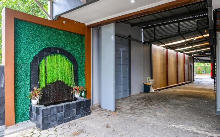 RedDoorz near GOR Satria 3