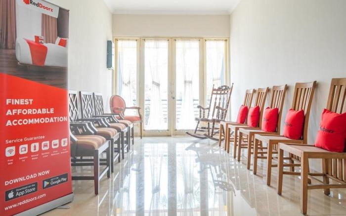 RedDoorz near Siloam Karawaci 3