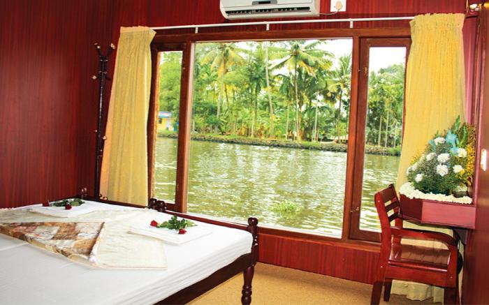 Upper Deck Houseboats