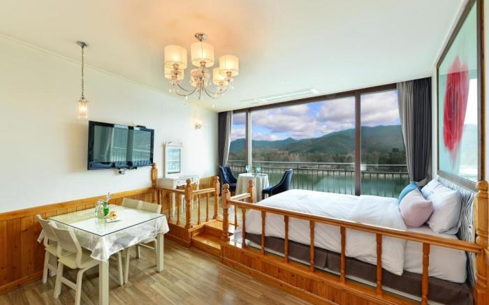 Moonlight Blue Pension
